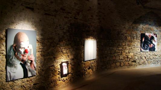 <b>La grenade</b> - vue de l'exposition, Fort Napoléon, Galerie La Tête d'Obsidienne, La Seyne-sur-Mer, 2010