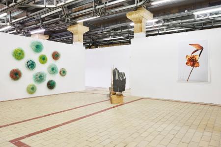 <b>Power flower</b> - de gauche à droite Moffat Takadiwa, Daniel Otero Torres, Frédéric Nakache, Le 109, Nice, 2022 (photographies Jean-Christophe Lett)