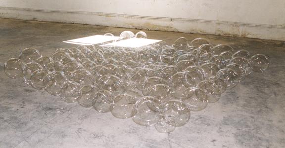 <b>Sans titre</b> - (Noos), pâte à ballon, 200x24x200 cm, vue d'atelier